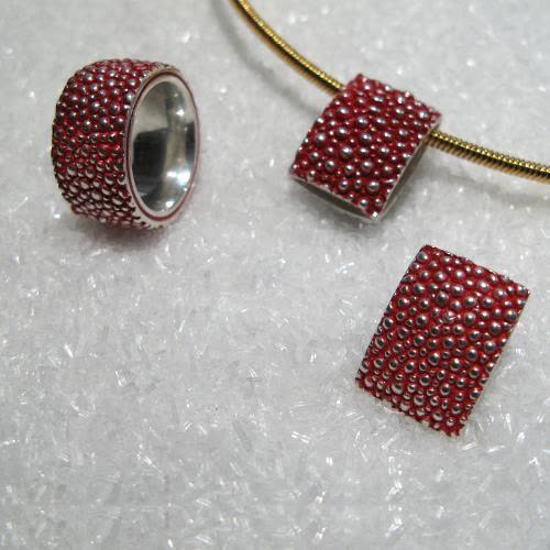 Bagues recouvertes de galuchat rouge